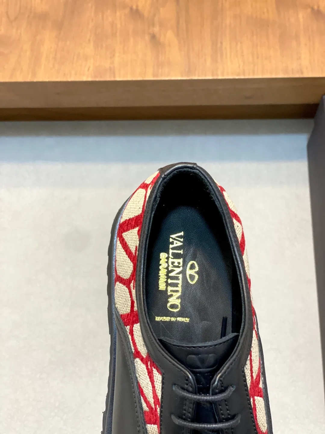 Men's shoes 💰740 VALENTINO Valentino's new men's fashionable casual leather shoes. These leather shoes are made of imported cowhide leather uppers, dyed calfskin lining and calfskin insoles. The upper foot is soft, comfortable and breathable. Comes with complete packaging in the original box! Visible details and quality. Size: 39-44 (customized at 38.45.46)